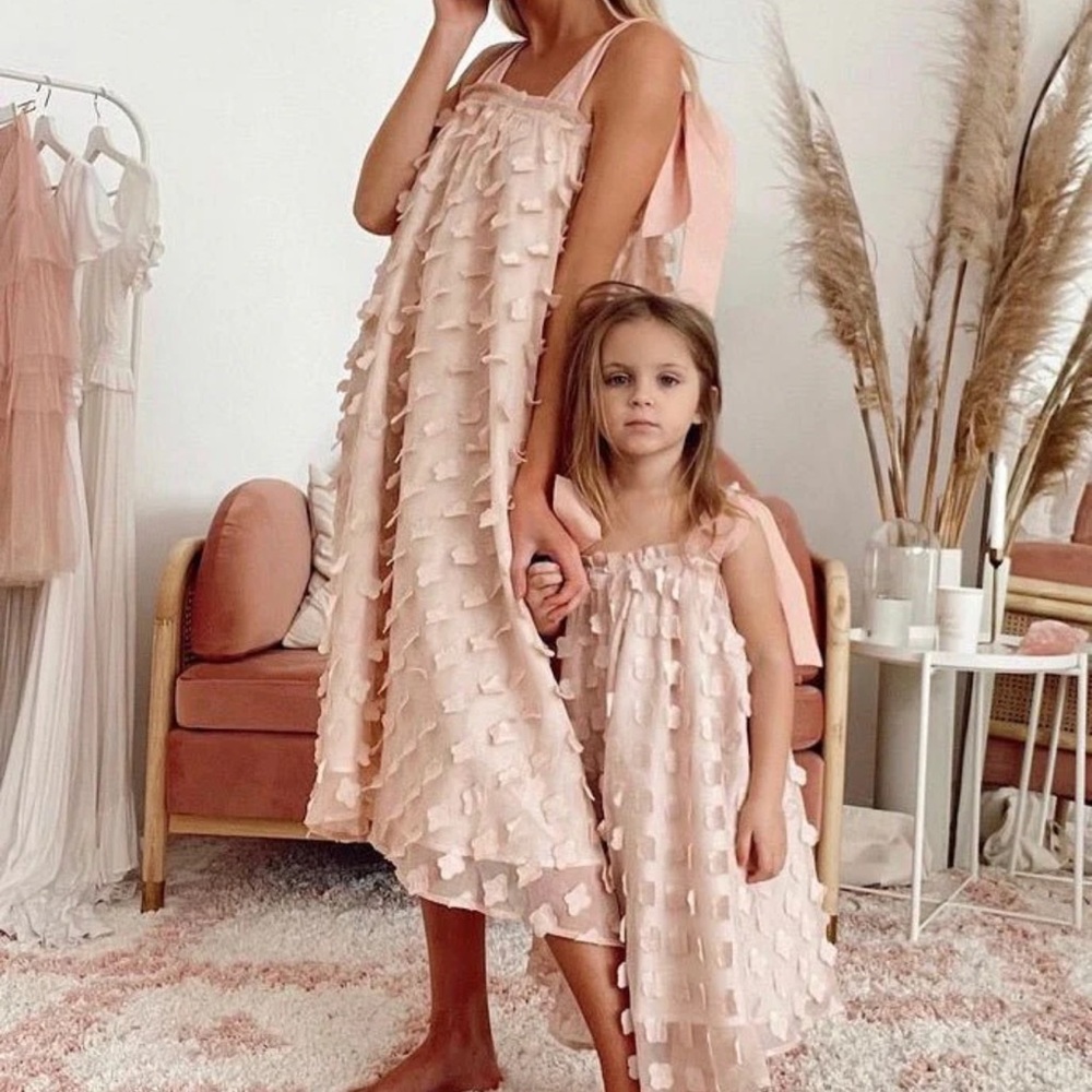 Chloe and Amelie woman dress size 6.